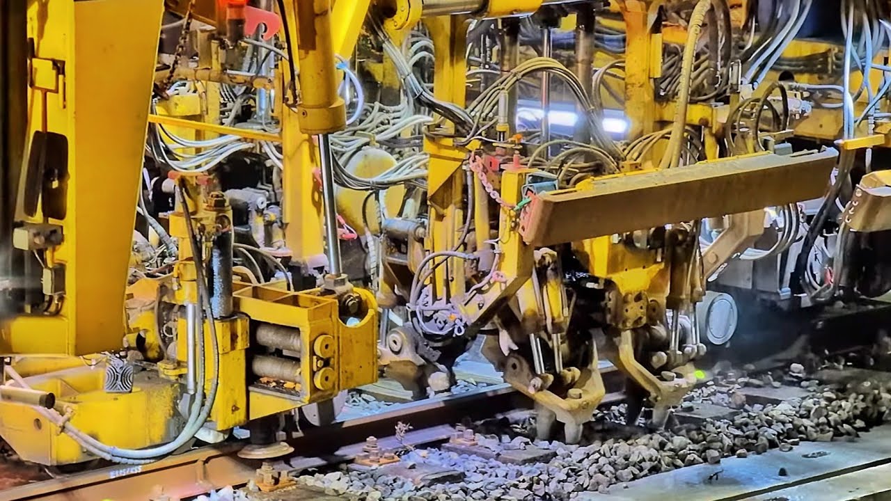 Bahn-Haltepunkt Adendorf: Gleisstopfmaschine | 22.10.25