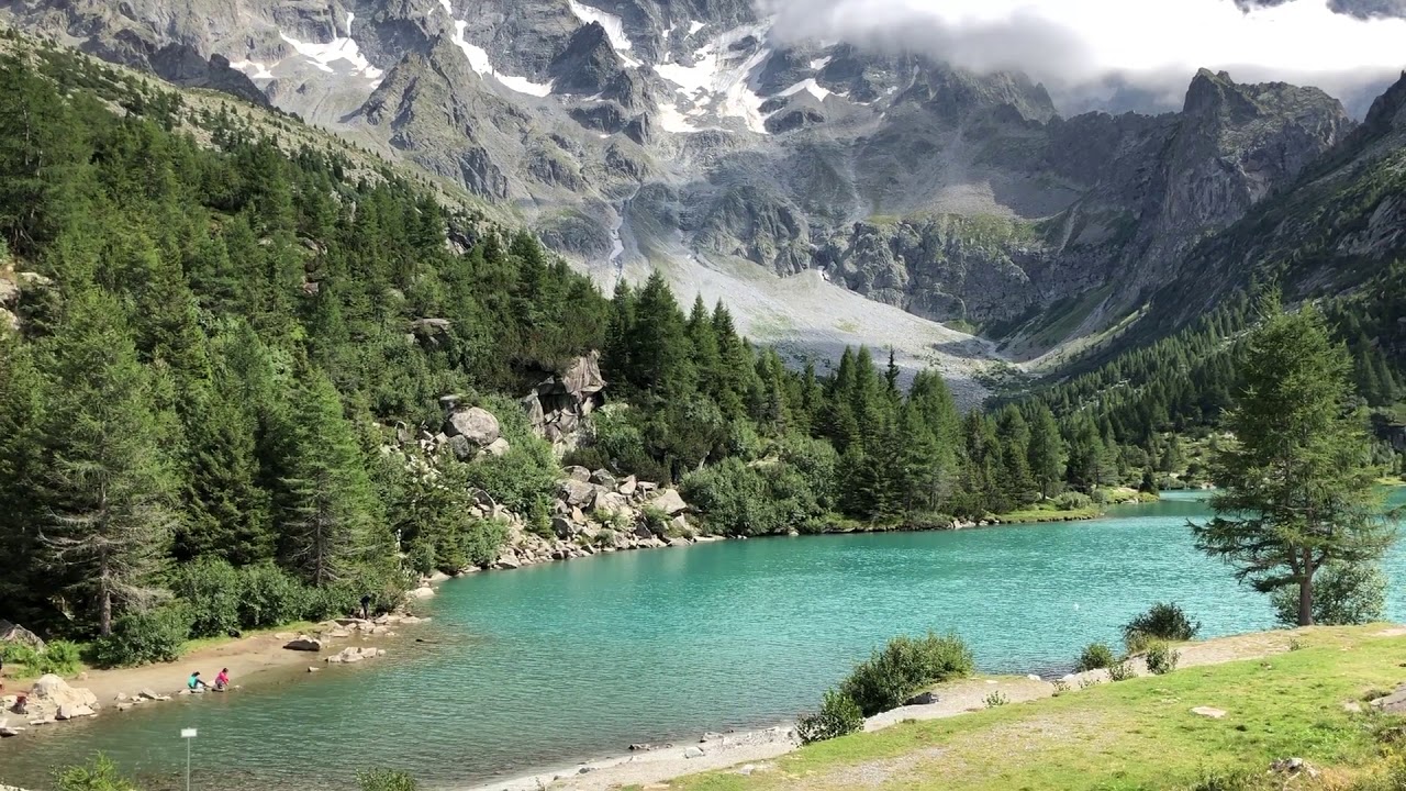 Il Lago Aviolo con alle spalle la Val d'Avio