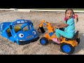 Sofia rescues a Mini bus and plays in the sand