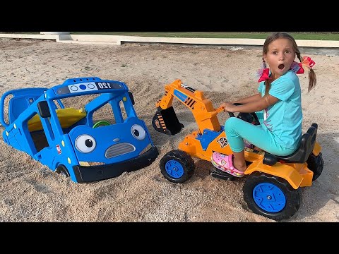 Видео: Sofia rescues a Mini bus and plays in the sand