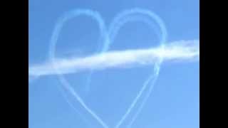 самолёты рисуют сердце