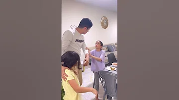 بنت غنيه تعطي الطفلة الفقيرة الطعام من تحت الطاوله 