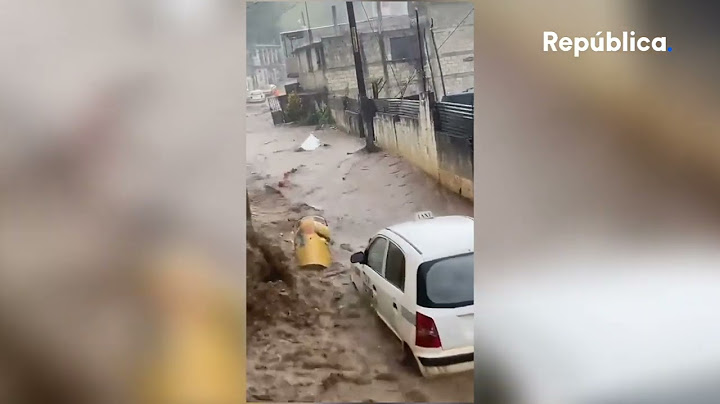 El impresionante momento en el que un taxi es arrastrado por el agua en San Pedro Ayampuc