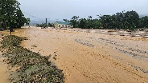 Nóng 3 phút lũ quét sạt lở Kinh hoàng 8 ngôi nhà lay động Bắc Quang Hà Giang. Nguyễn Tất Thắng