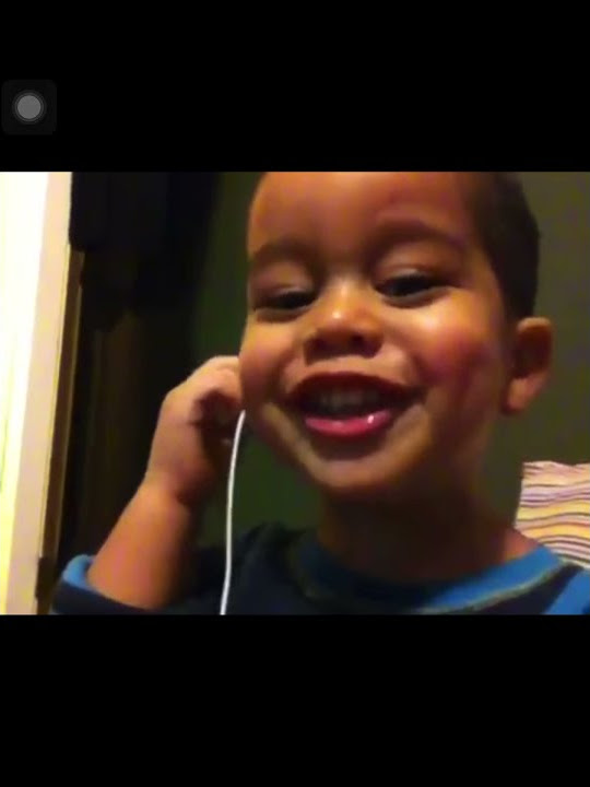 Baby sings with Autotune 😙💅￼