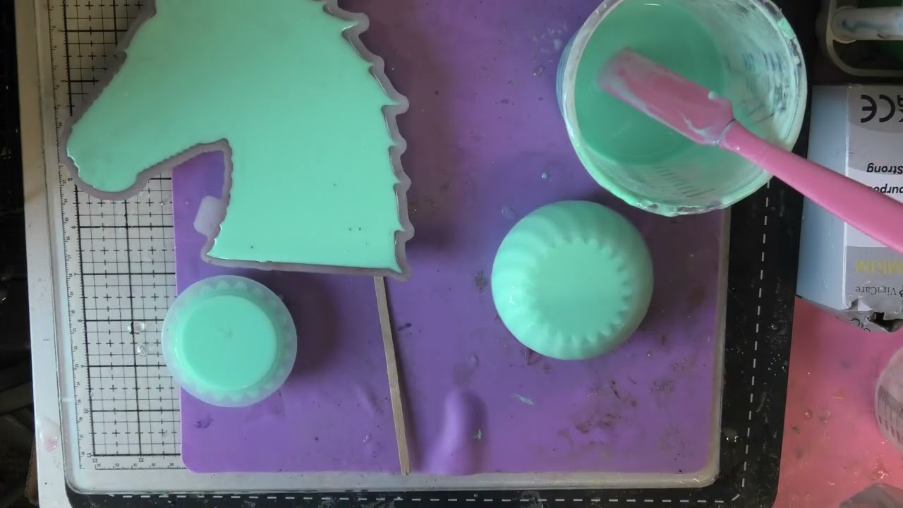 Форма для литья из смолы, коробка в виде лошади, горшок с крышкой и дополнительные принадлежности.