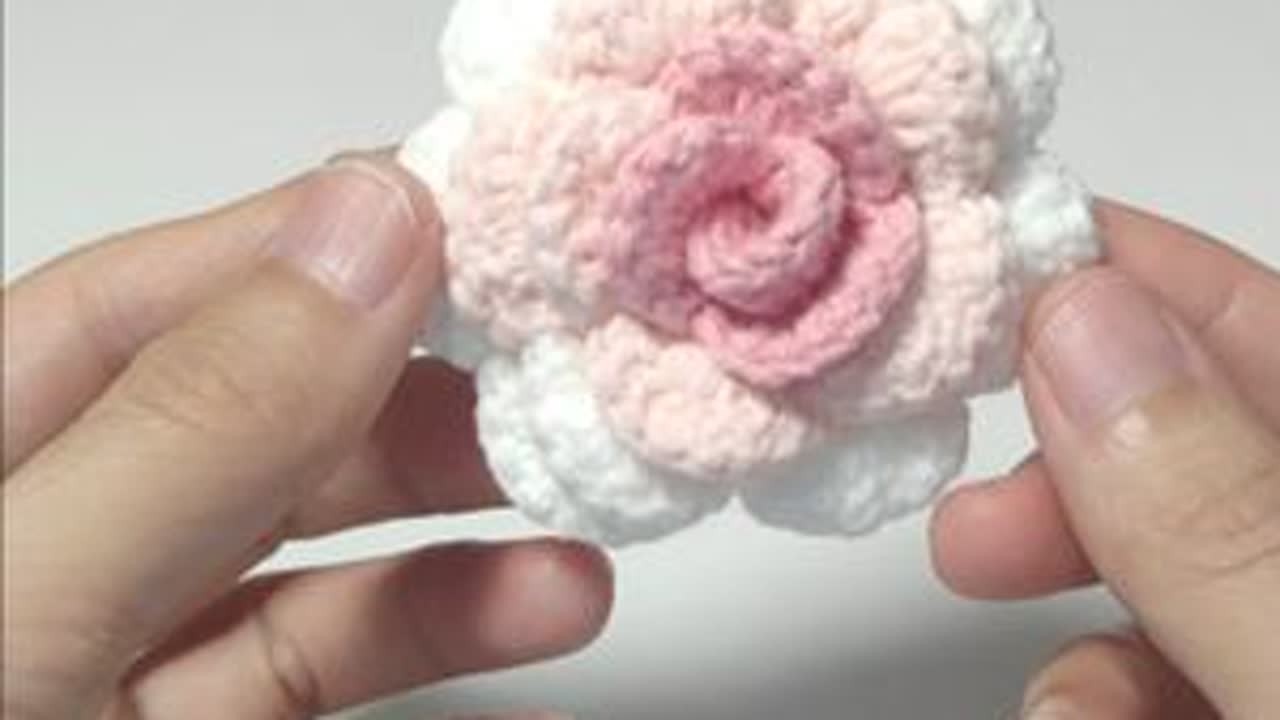 渐变玫瑰花钩织教程，花朵钩织，#毛线钩织#毛线花朵头绳 #花朵挂件钩织