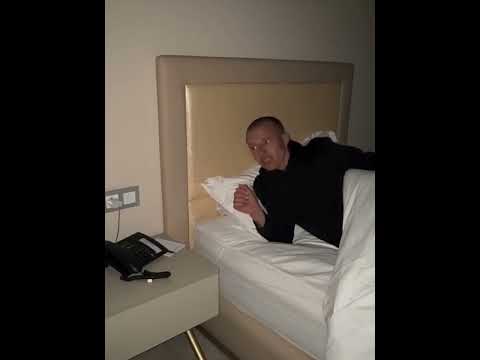 رشيد جاه البرد فلوطيل وبغا يصوني ليهم وتغطا بالجلابة هارب ليه 