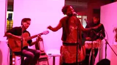 La chanteuse cubaine Ivonne Gonzlez interprte SABO...