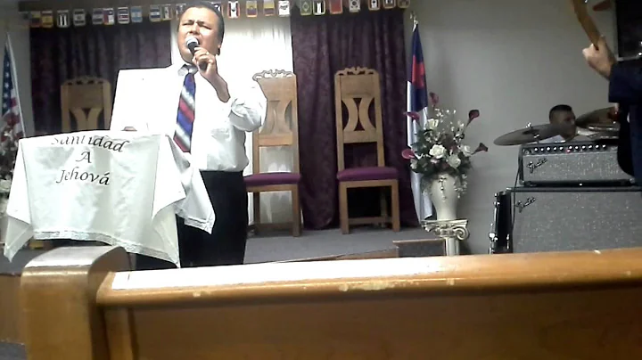 Eliseo cantando