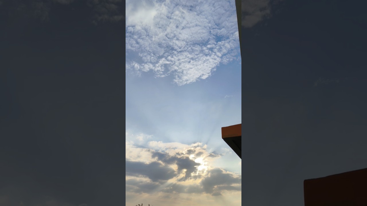 வானில் வெளிச்சம் வந்து இரவா பகலா என்று கேக்கின்றது 😇