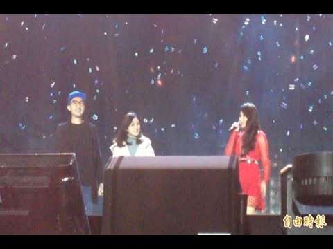 台中跨年晚會 有觀眾上演求婚記 周蕙獻唱《約定》加持