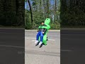 Je fais la danse dhugo hilaire dguis en extraterrestre  