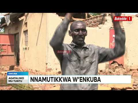 Nnamutikwa w'enkuba asanyizzaawo ebizimbe n'ebirime atwaliddemu n'amasomero abaana basomera mu miti