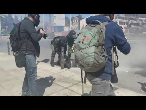 Βίντεο της ΕΛΑΣ με αστυνομικούς που σβήνουν φωτία από μολότοφ σε διαδηλωτή