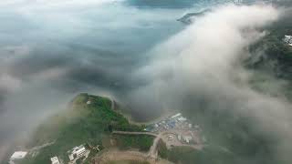 Vue aérienne d'une île avec de la brume en HD