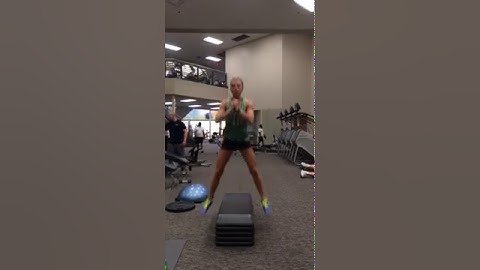 Alternating lunges with bicep curls