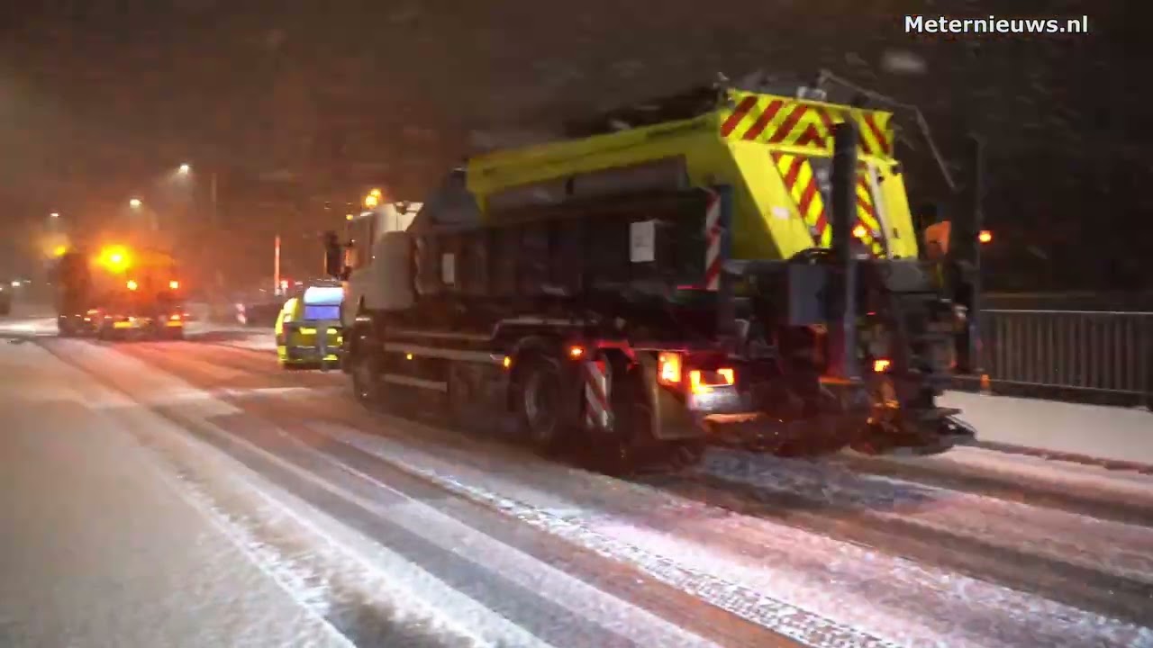 Strooiwagens en witte wereld in Groningse Zuidbroek