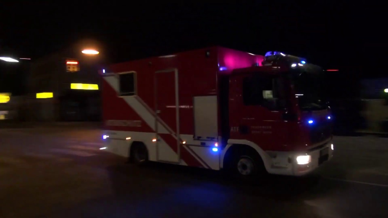 ALARMSTUFE 3! Dachgeschosswohnung in Vollbrand/Berufsfeuerwehr Wien & Berufsrettung Wien im Einsatz