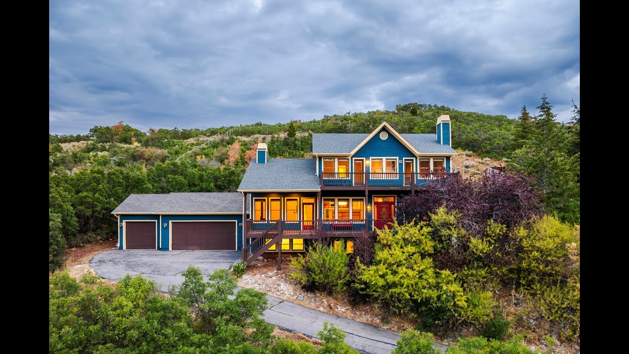 Above it all in Pinebrook with Views and Sun