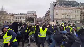 فرنسا.. أعمال عنف ومواجهات مع الشرطة بأول احتجاجات 