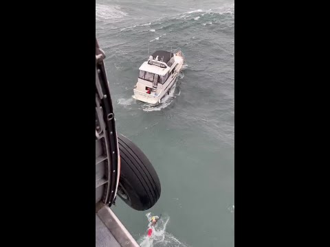 Massive wave wipes out boat during Coast Guard rescue