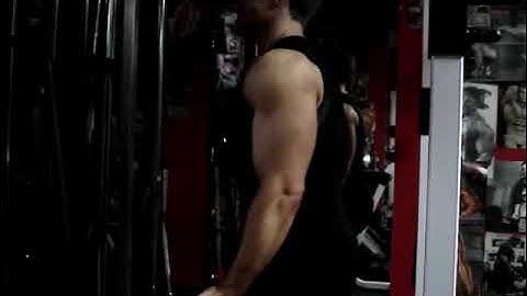 Michael Gundill performs Upper traps cable row