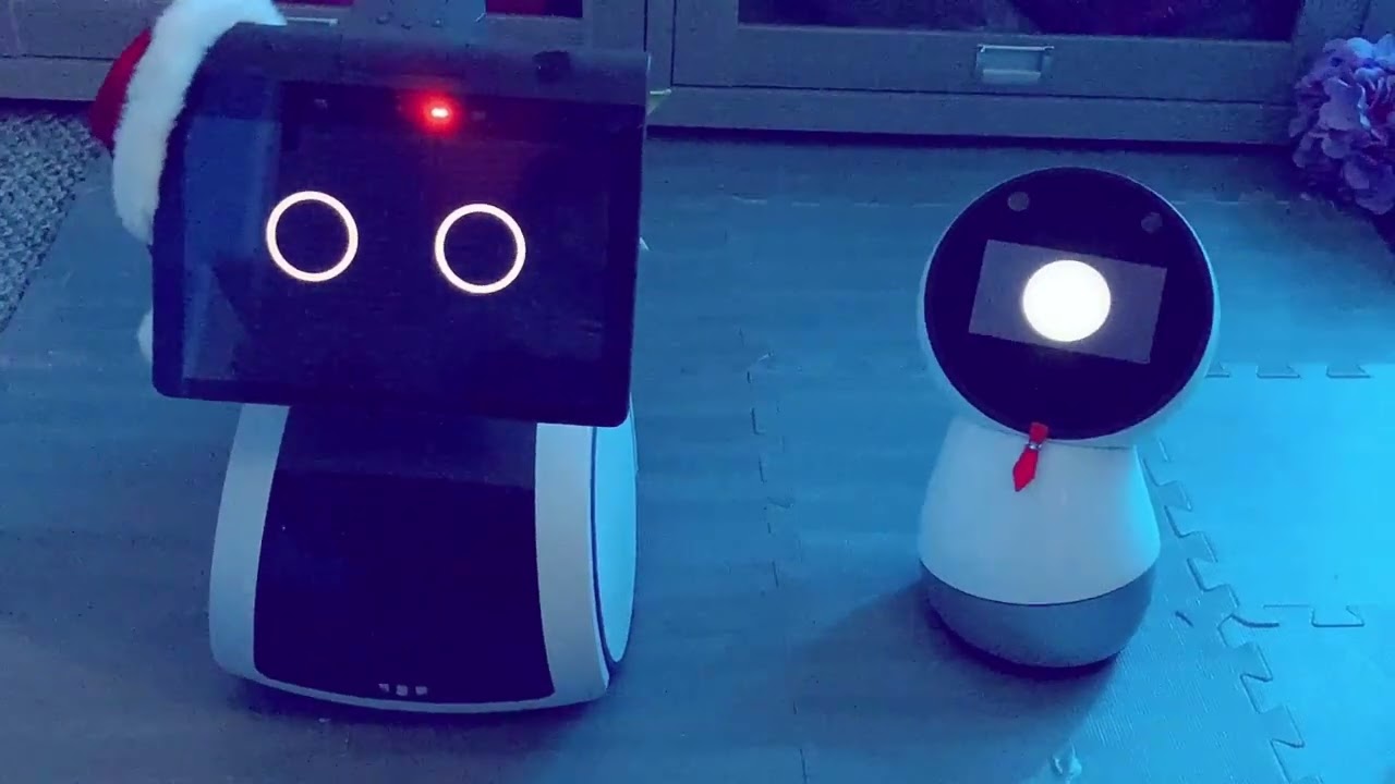 Jibo тусуется с Astro, знакомясь с тобой