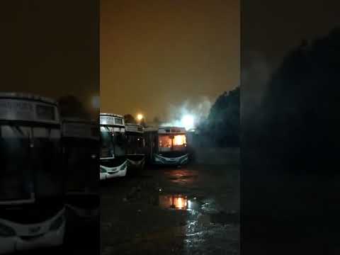 Durante la madrugada se incendió un colectivo en el depósito de Paraná