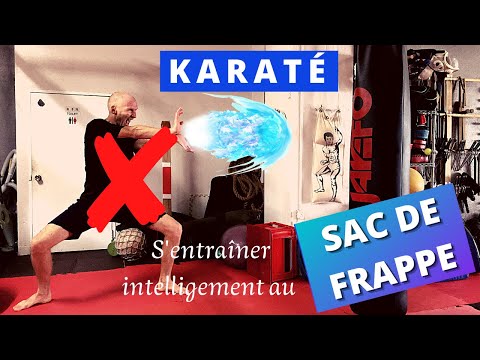 Karaté S Entraîner Au Sac De Frappe
