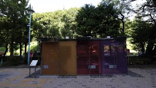 A Tokyo In Funzione I Bagni Pubblici Con Le Pareti Trasparenti