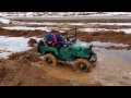 Джип 4Х2 месит грязь.  (The jeep stalled in the mud)