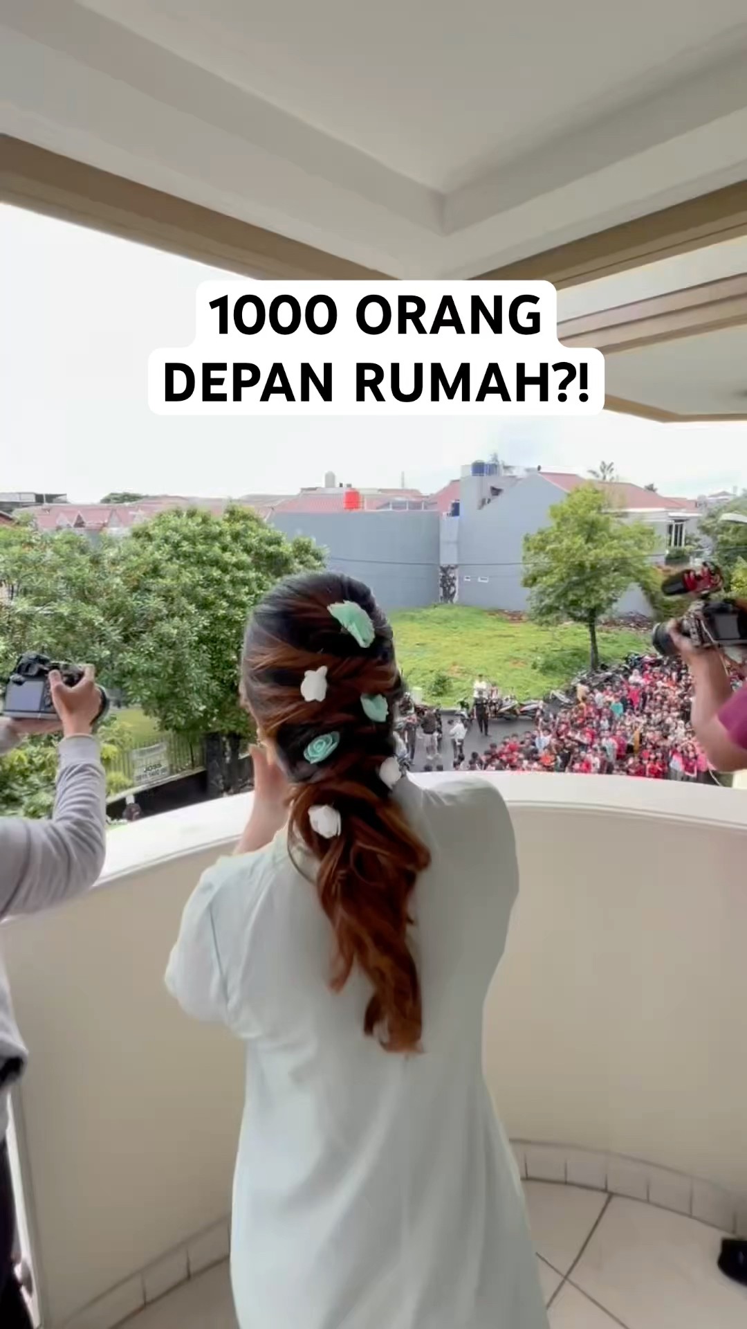 1000 ORANG DEPAN RUMAH!!