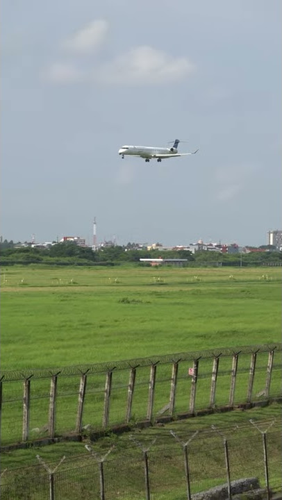 Pesawat Mitsubishi CRJ1000 Garuda Indonesia Landing di Bandara Soekarno Hatta Jakarta #Shorts