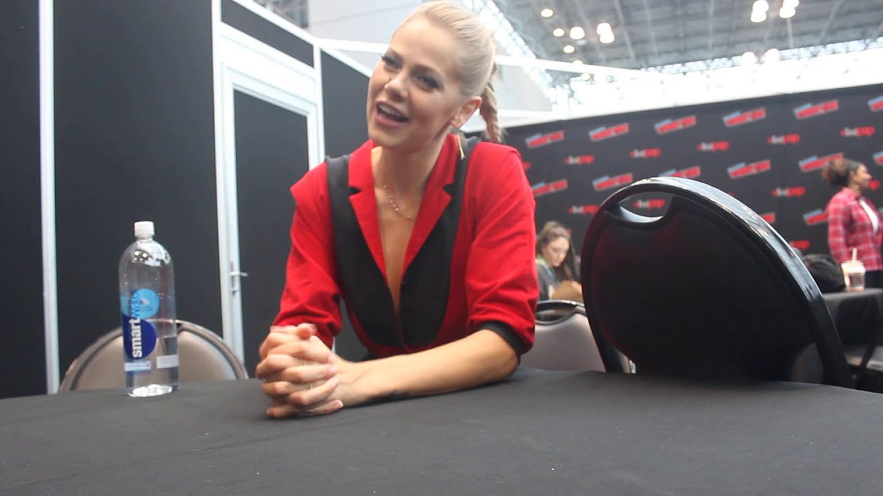 Lily Cowles Interview for 'Roswell, New Mexico' at New York Comic Con