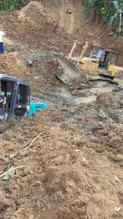 Excavator dan doser amblas di lumpur