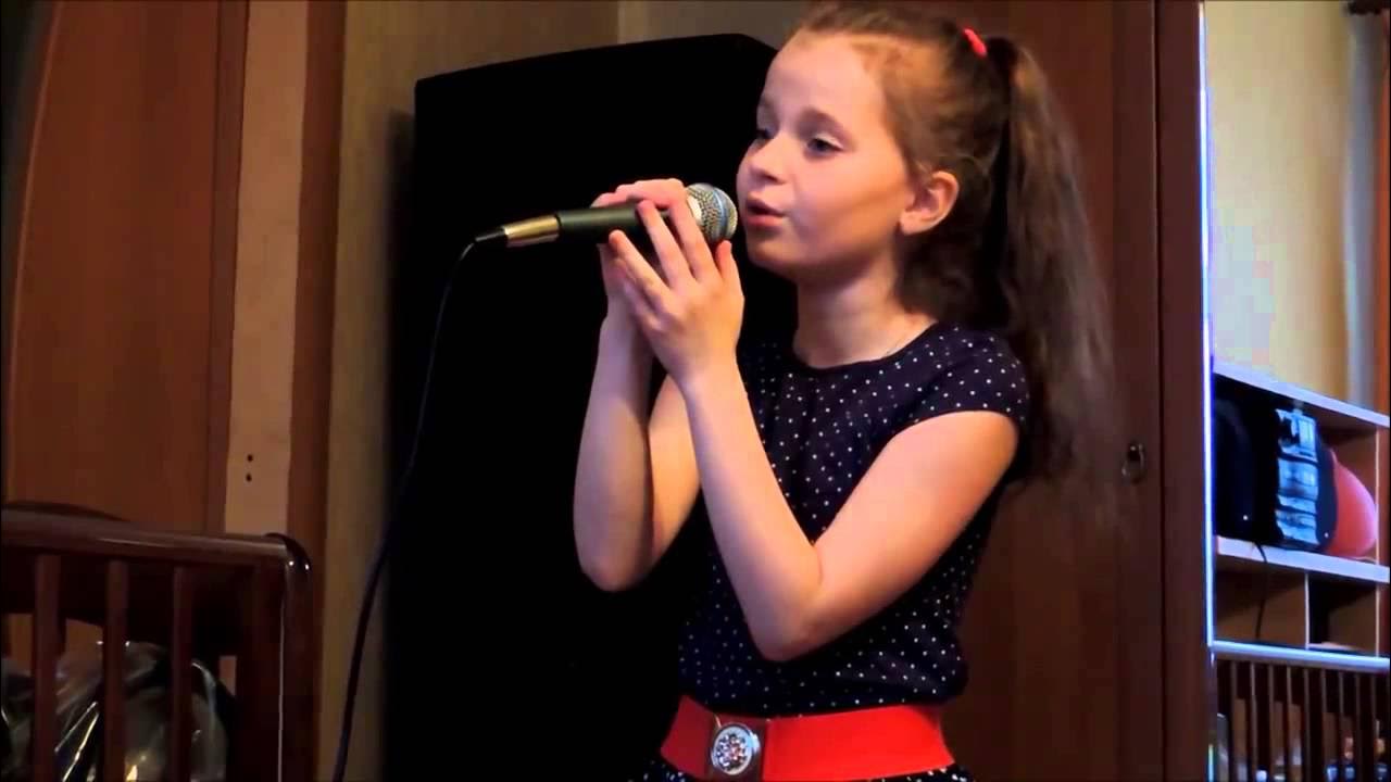 Алиса кто исполняет эту песню. Алиса кожикина голос. алиса кожикина мама.