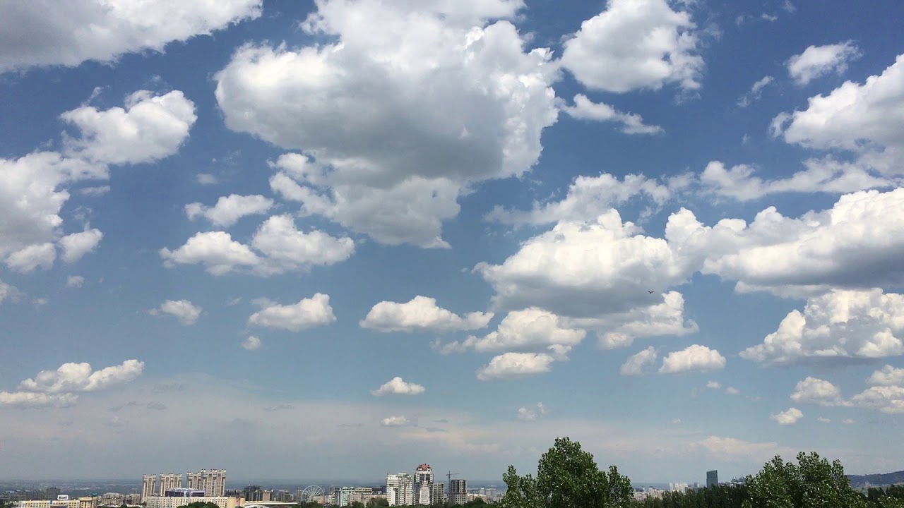 Город облаков коды. Небо город. Облака над городом. Дневное небо в городе. Облака над домом.