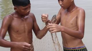 AMAZING!!! Children Fishing With Sorm Nach Worked 100% - Khmer Sorm Nach Fishing Catch A Lot Fish