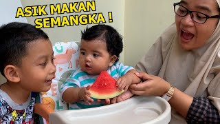 Dede Bayi Makan Semangka ! Belajar Makan dan Pegang Makanan Sendiri