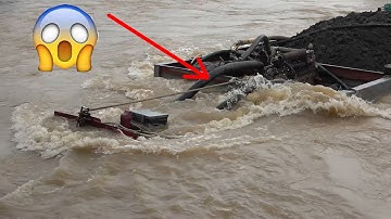 Nước tràn vào chiếc ghe cố gắn vượt cống ngăn mặn