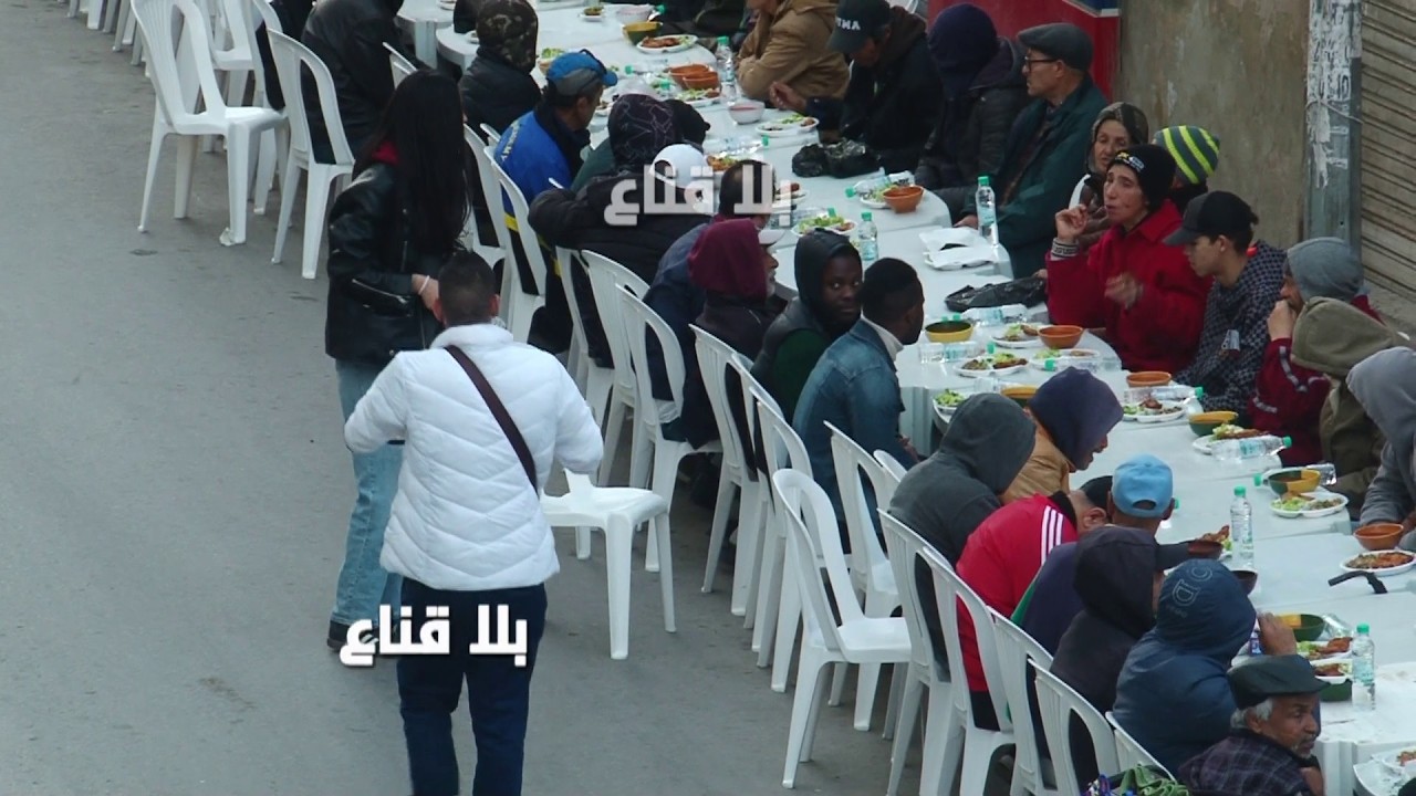 شقان فطر ملكي في أطول مائدة افطار خيرية..مأكولات لاتجدها الا في المطاعم والنزل توزع لعابري السبيل!!