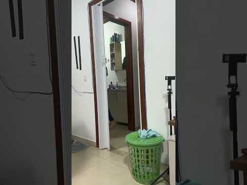 أخ مشاغب يفسد لحظة رمنسية داخل الحمام