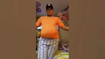 وانتا بترقص علي أغنية حلوين 