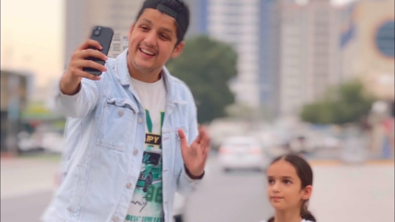 رجل يصور اولاده في العيد ولكن ابنته فعلت شيء صادم؟