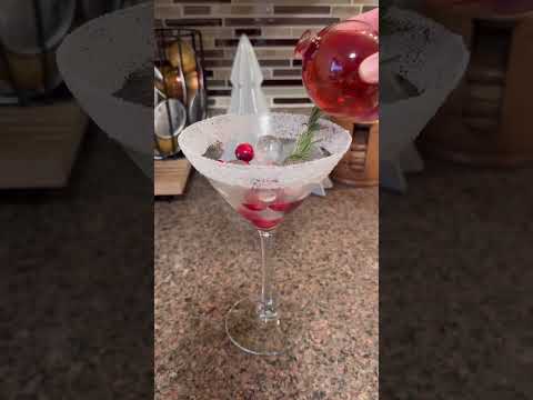ASMR-Ornament-Cocktail-Drink-drinkrecipes-drinks-christmasdrinks-cocktail-holidaydrinks