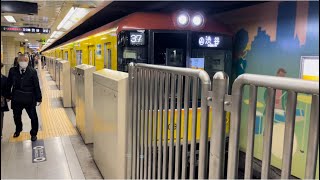 東京メトロ1000系1108編成が渋谷行きとして溜池山王駅1番線を発車するシーン（A2137ゥ）2023.3.2.22:12