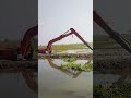Excavator long arm lewat tengah sawah #shortsviral #shortvideo #excavator