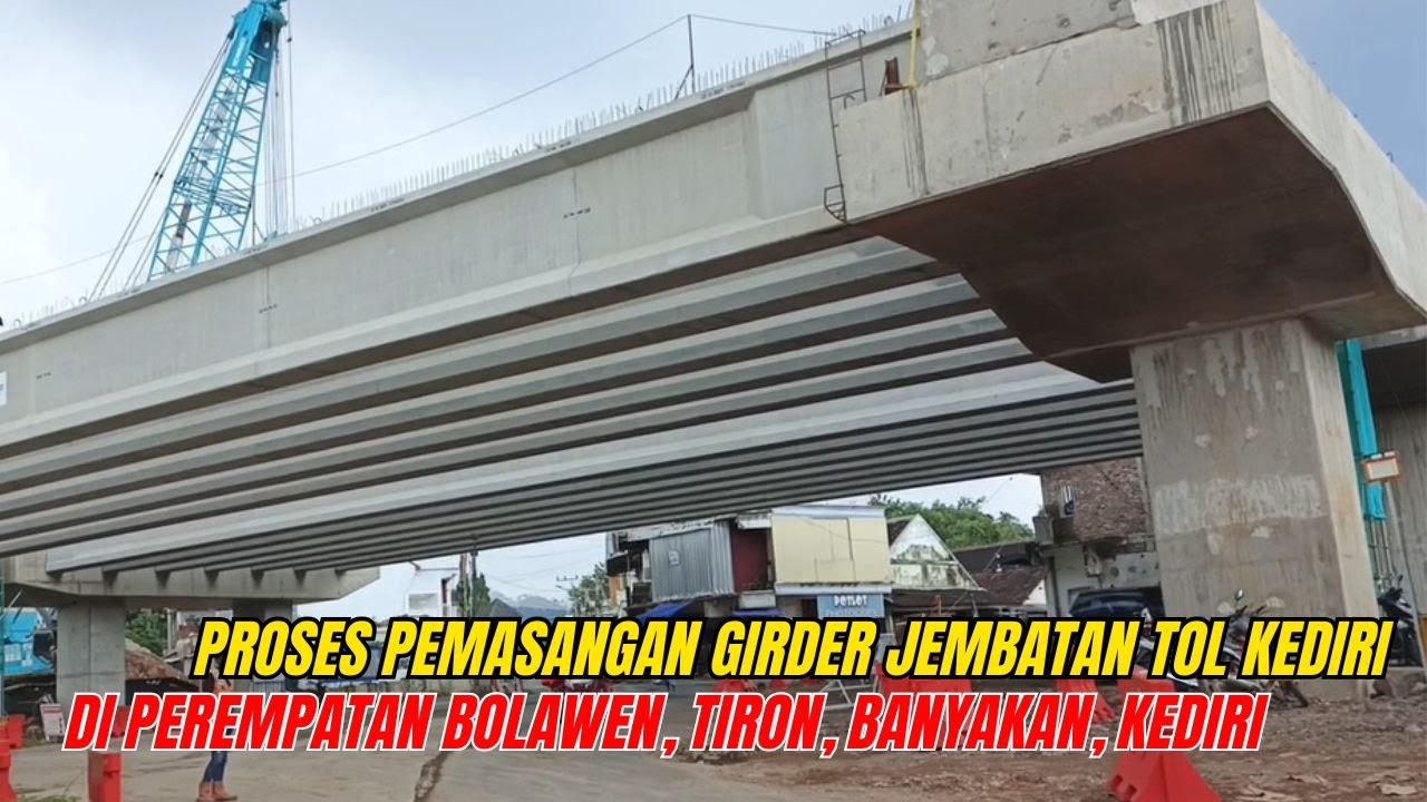 Proses Pemasangan Girder Jembatan Proyek Tol Kediri di Perempatan Bolawen, Tiron, Banyakan, Kediri