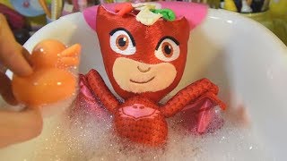 Gufetta dei PJ MASKS SUPER PIGIAMINI gioca col PLAY DOH e SLIME e fa il bagnetto [VIDEO EDUCATIVO] chords